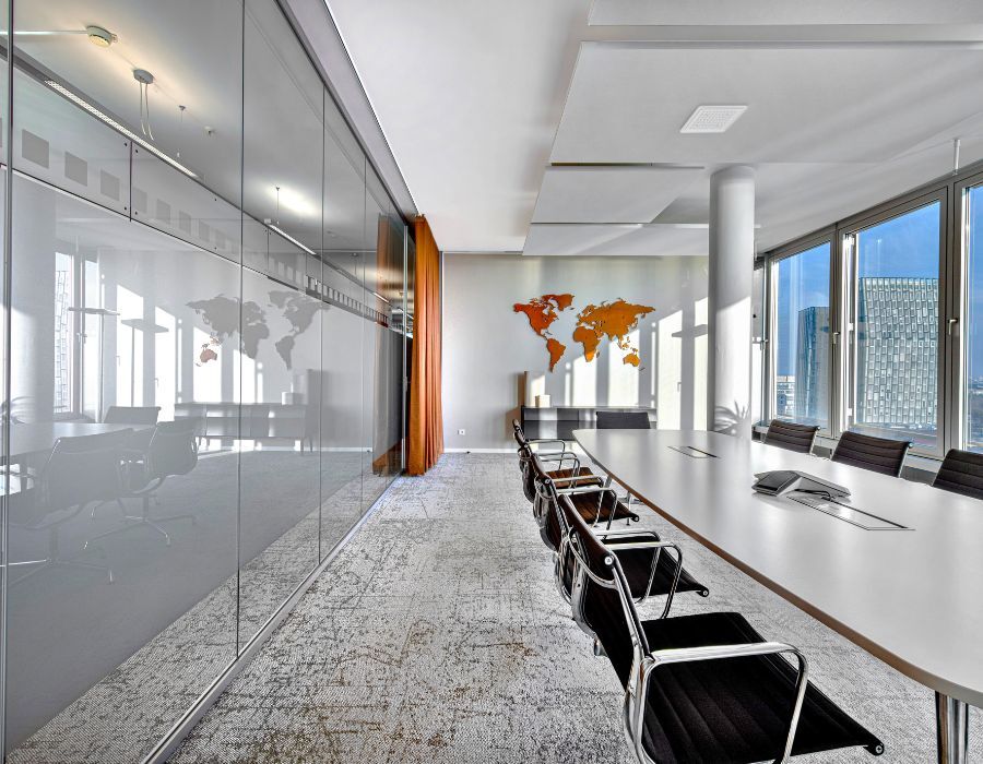 Blick in einen grossen Konferenzraum mit Weltkarte an der Wand