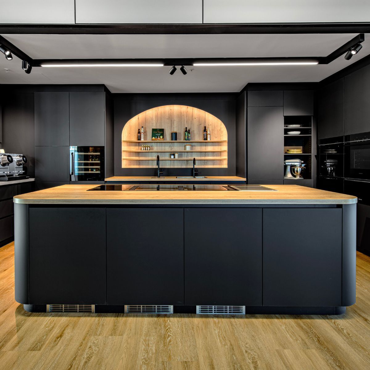 Schwarzer Kuechentresen mit Holz in einem Buero