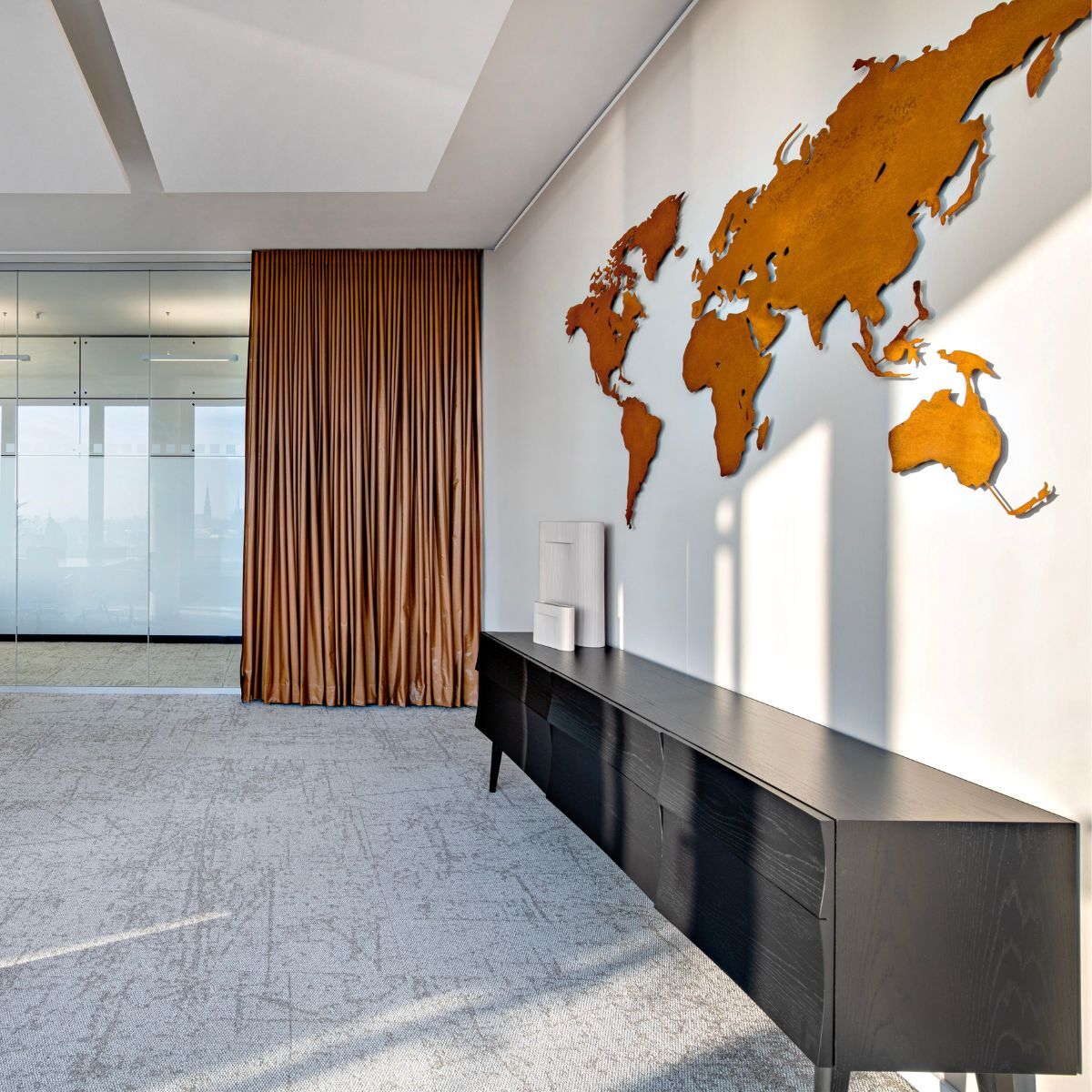 Weltkarte aus Holz an der Wand in einem Meetingraum