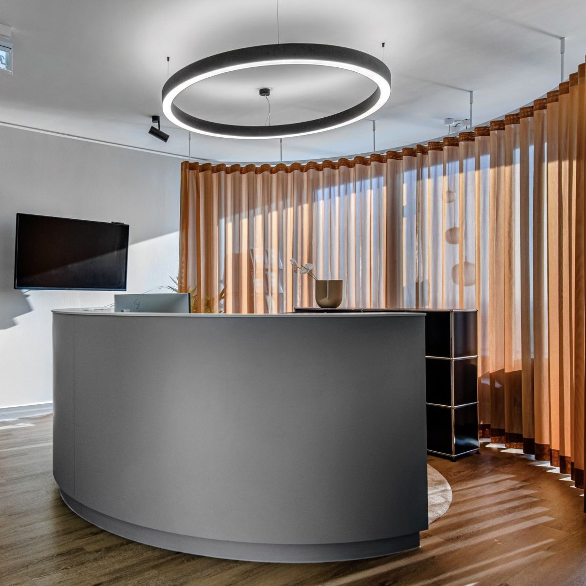 Empfangsbereich in einem Buero in Hamburg - eingerichtet von designfunktion