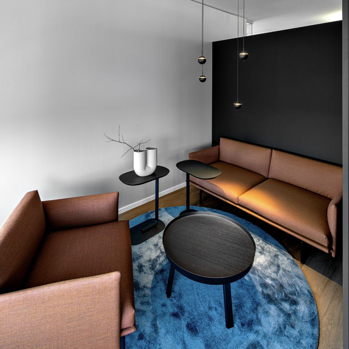 Loungebereich mit zwei Sofas in einem Buero - ausgestattet von designfunktion