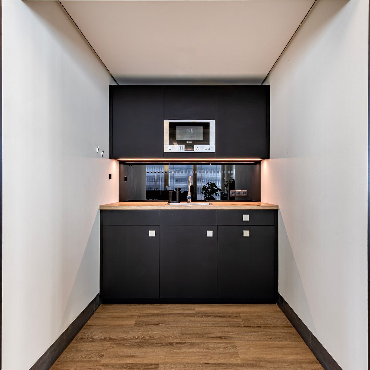 Kleine, schwarze Kuechenzeile in einem Buero