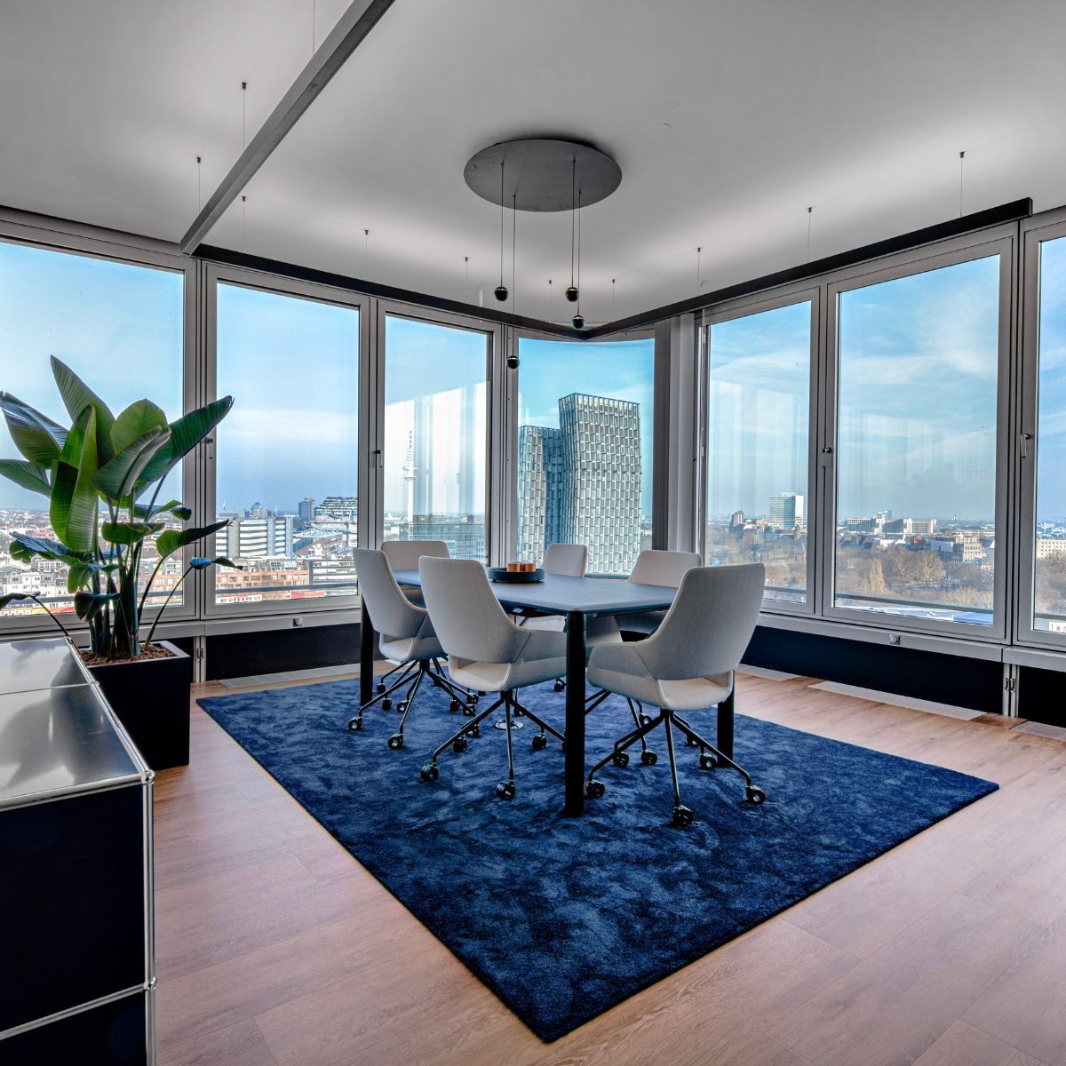Meetingraum mit Glasfront und Blick auf Hamburg