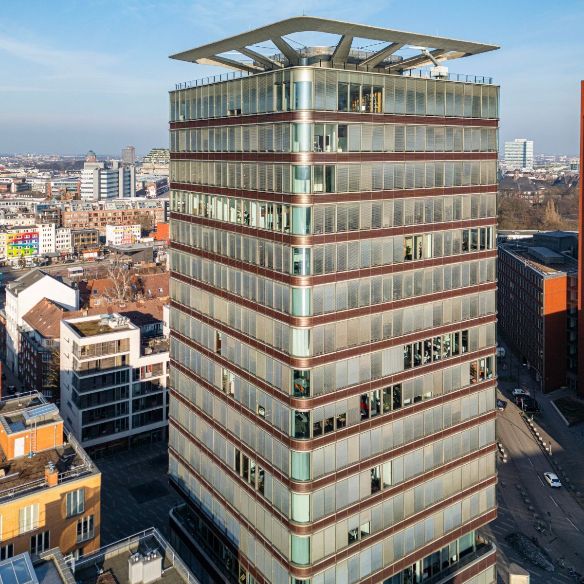 Hohes Buerogebaeude in Hamburg