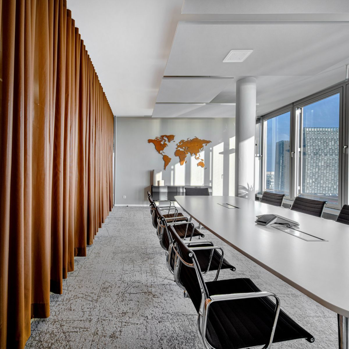 Grosser Meetingraum - ausgestattet von designfunktion