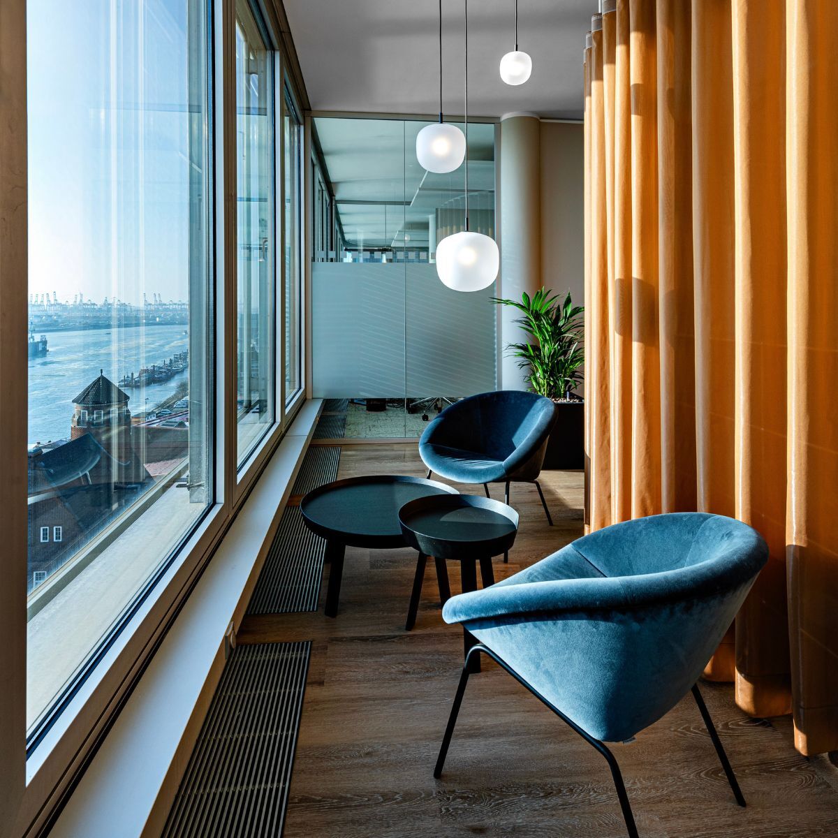 Loungebereich in einem Buero - ausgestattet von designfunktion