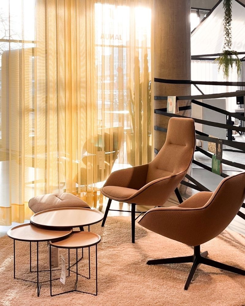 Sessel und Beistelltisch im Showroom von designfunktion in Bonn