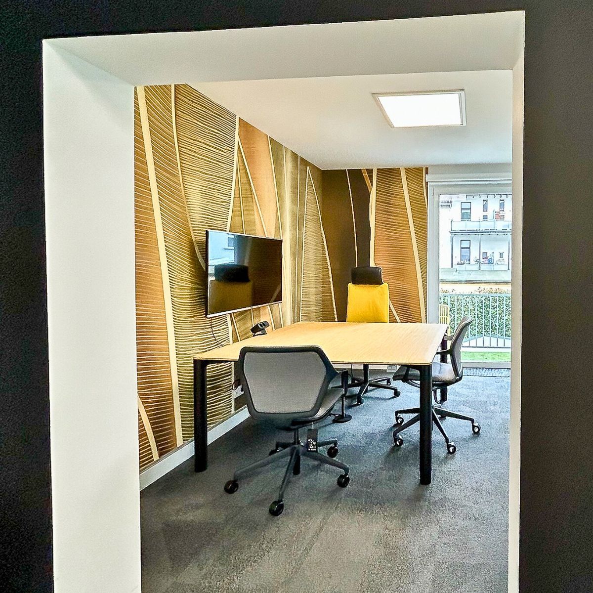 Blick in angrenzenden Raum mit Besprechungstisch im designfunktion Projektbüro Essen