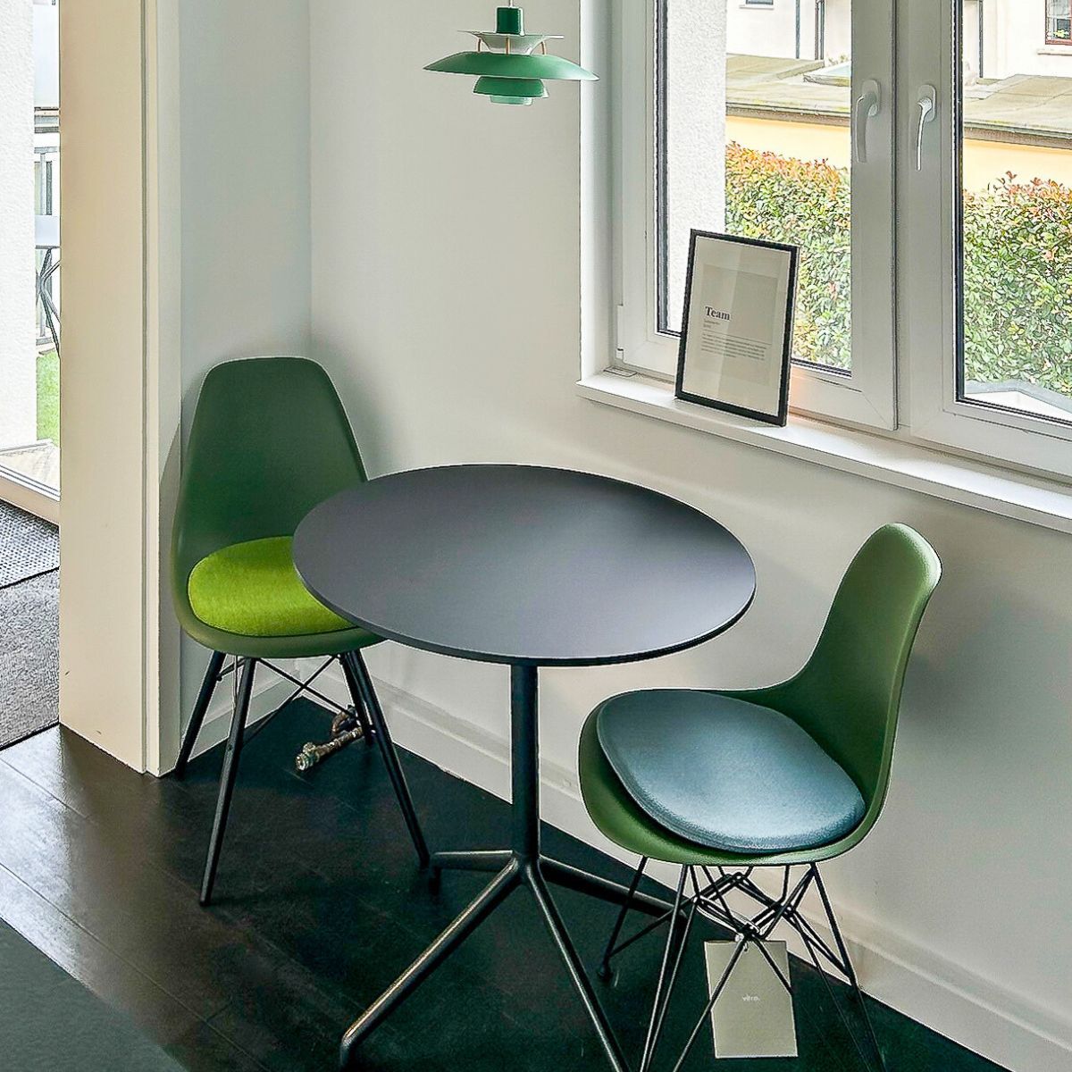 Tisch mit zwei Stühlen im designfunktion Projektbüro Essen