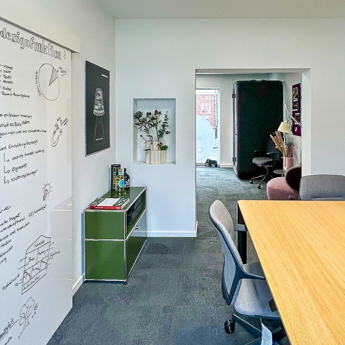 Whiteboard und Besprechungstisch im designfunktion Projektbüro Essen