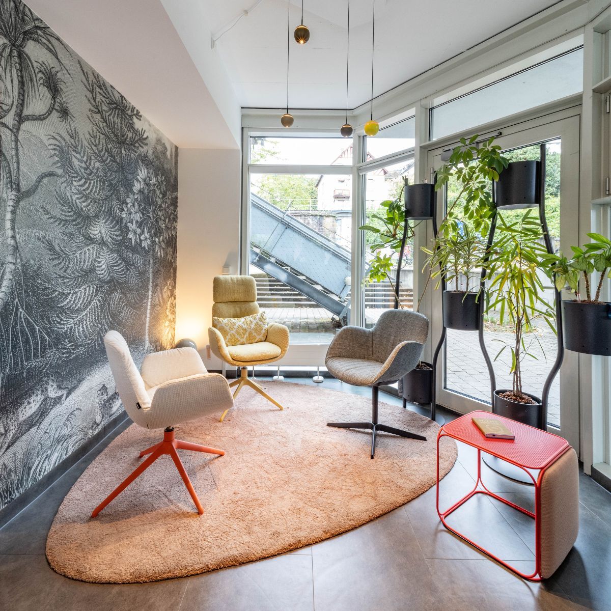 Sitzgruppe mit verschiedenen Stühlen im designfunktion Schauraum in Heidelberg