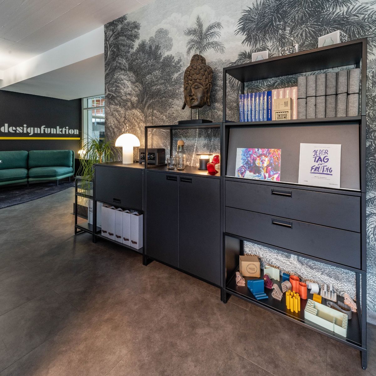 Regal und Empfangsbereich im designfunktion Schauraum in Heidelberg