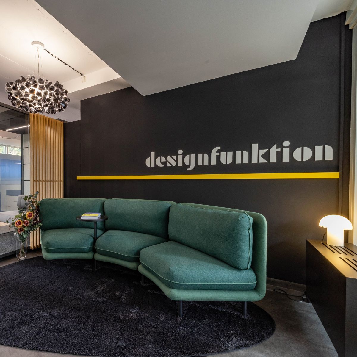 Eingangsbereich mit designfunktion Logo im designfunktion Schauraum in Heidelberg