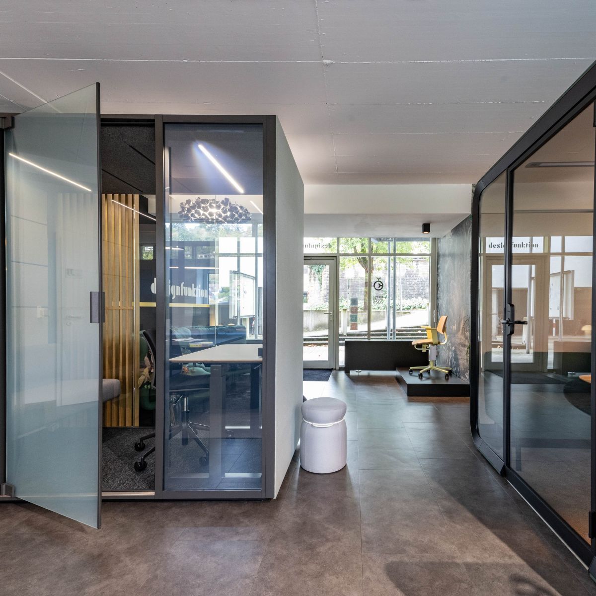 verschiedene Raum-in-Raum-Lösungen im designfunktion Schauraum in Heidelberg