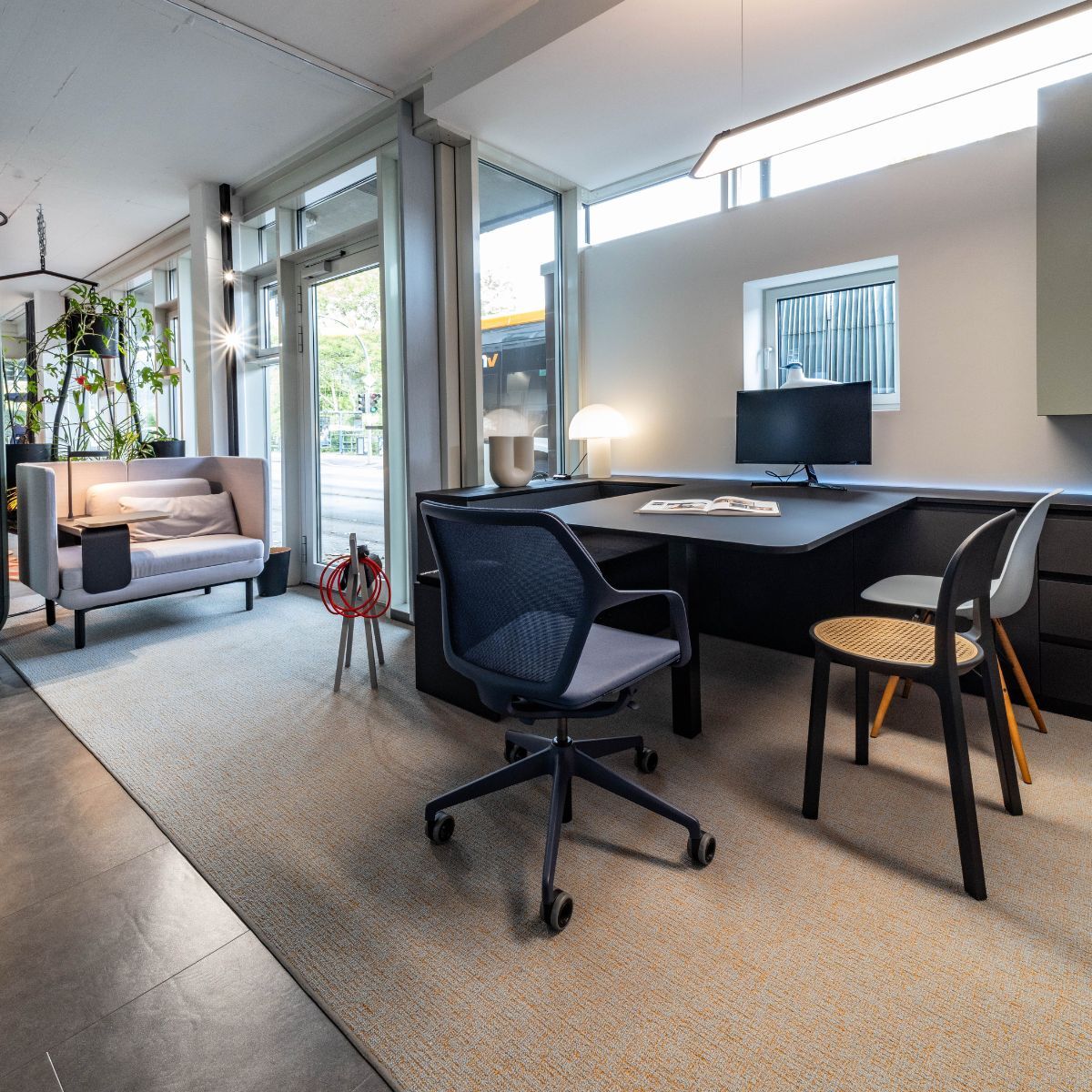 Besprechungstisch mit verschiedenen Stühlen im designfunktion Schauraum in Heidelberg
