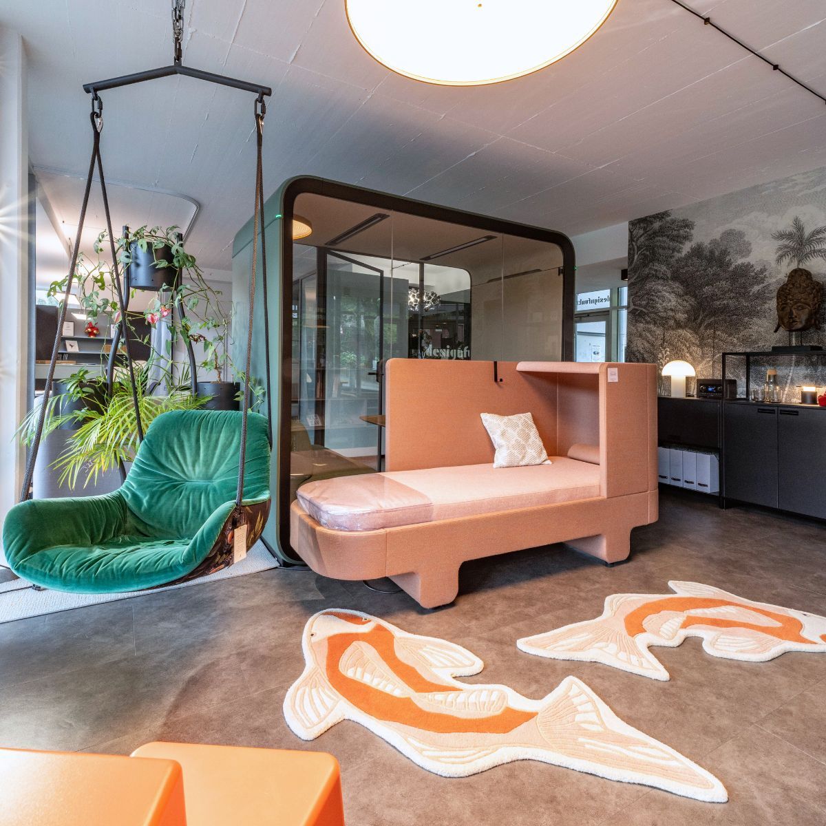 Tagesliege und Hängesessel im designfunktion Schauraum in Heidelberg