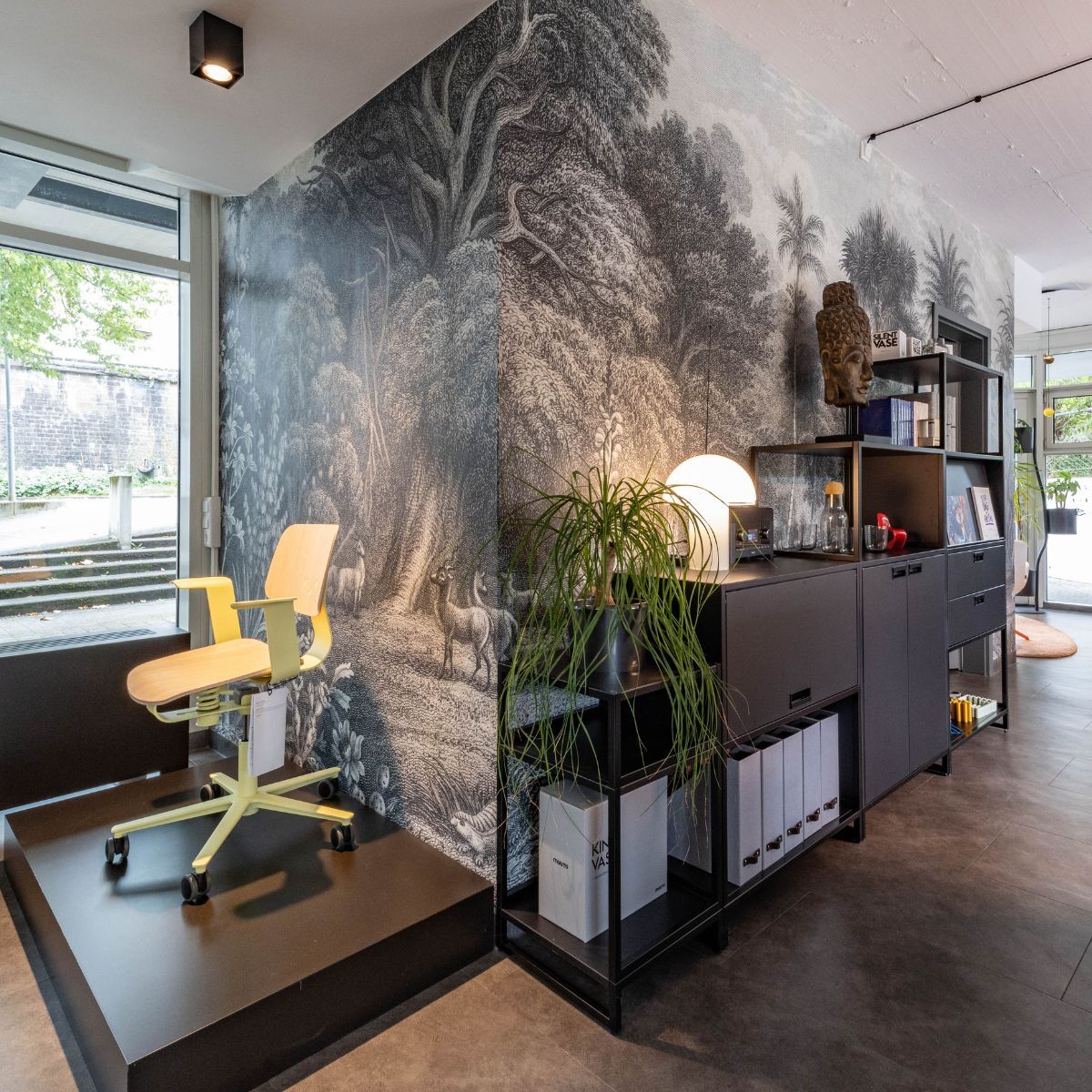 Bürostuhl und Regalsystem im designfunktion Schauraum in Heidelberg