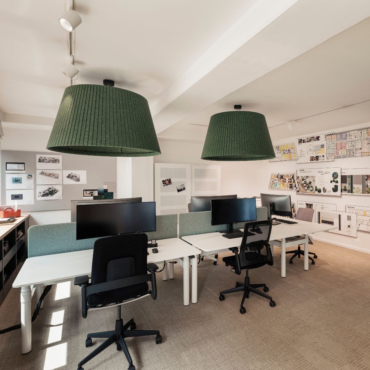 Einzelarbeitsplätze im neuen Schauraum von designfunktion in München