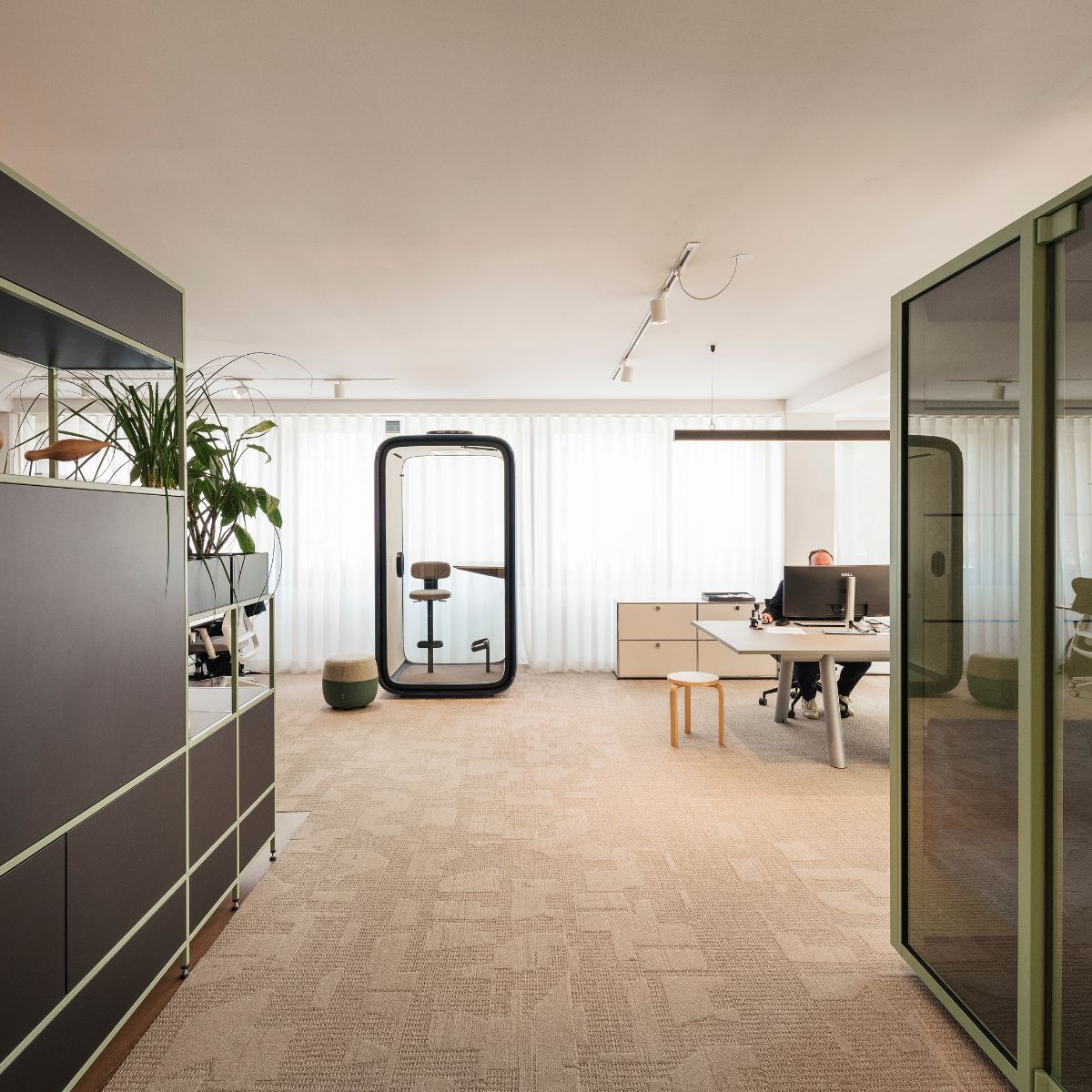 Raum-in-Raum-Lösungen und Einzelarbeitsplätze im neuen Schauraum von designfunktion in München
