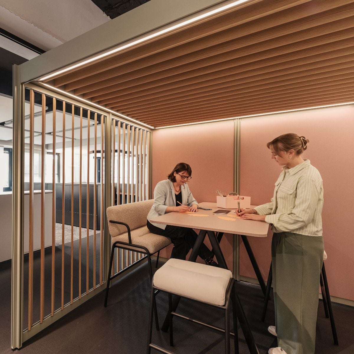 Mitarbeiterinnen in Co-Working-Bereich im neuen Schauraum von designfunktion in München