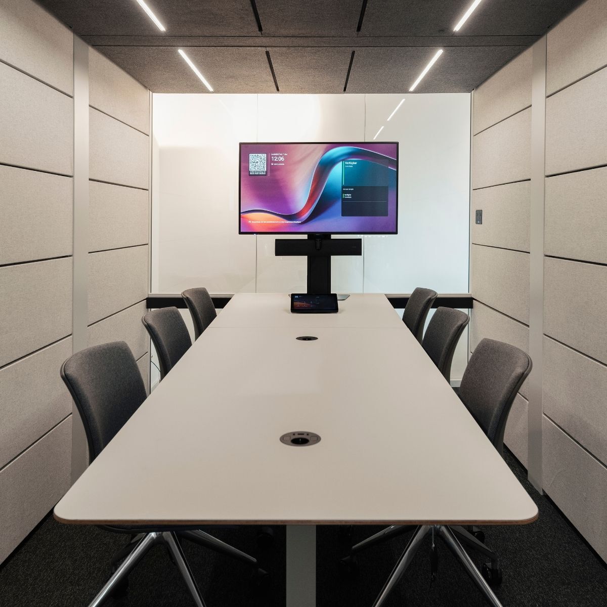 Besprechungskabine von Ahrend mit hybrider Konferenztechnik von Ricoh im neuen Schauraum von designfunktion in München