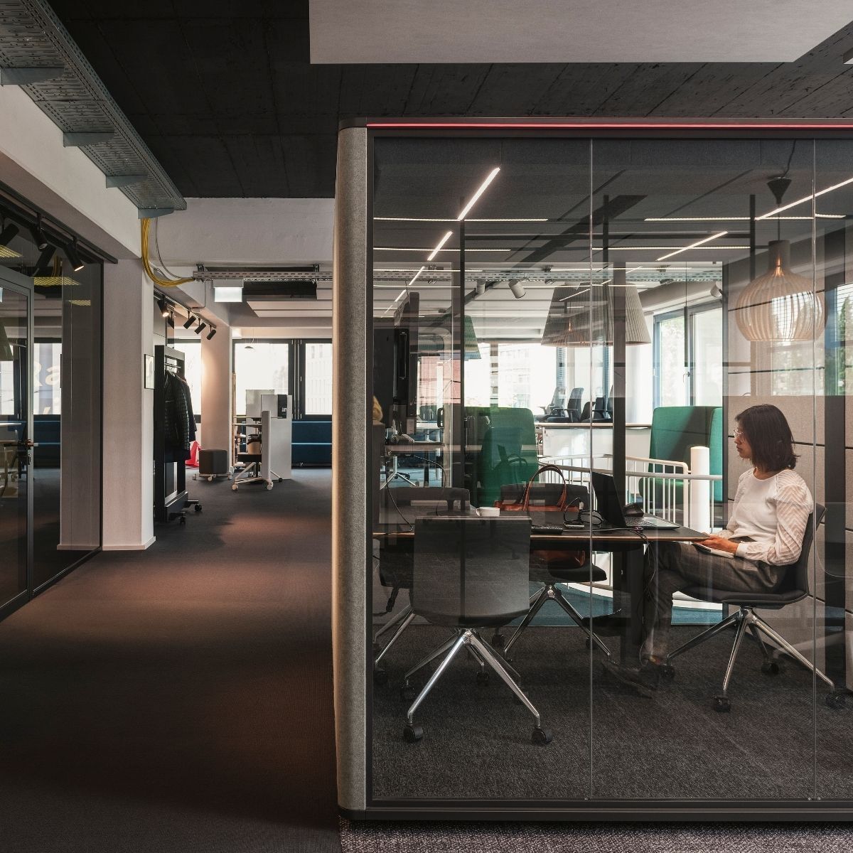 Blick in einen Teilbereich des neuen Schauraums von designfunktion in München mit Raum-in-Raum-Lösung