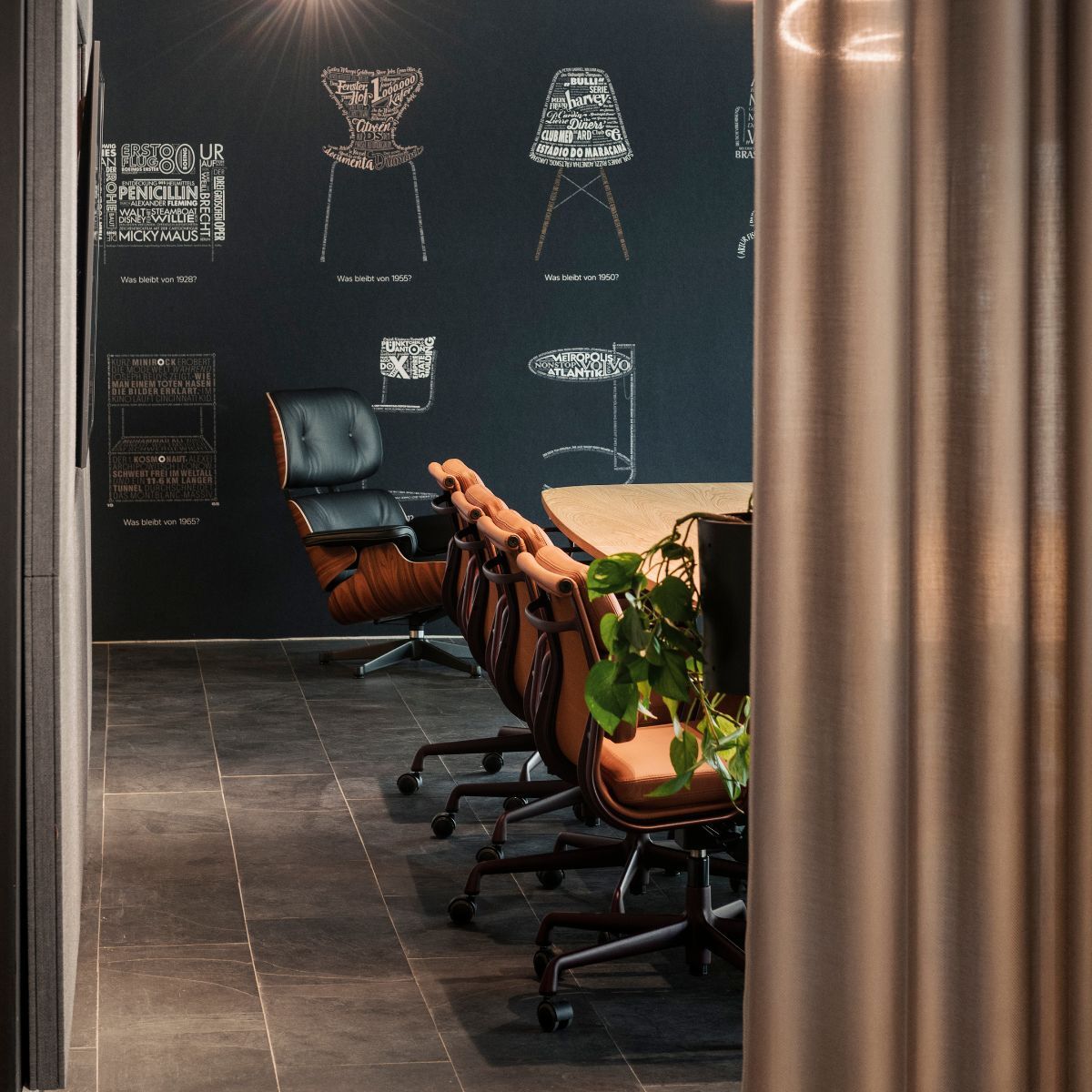 Besprechungszone, durch Vorhang abtrennbar, im neuen Schauraum von designfunktion in München