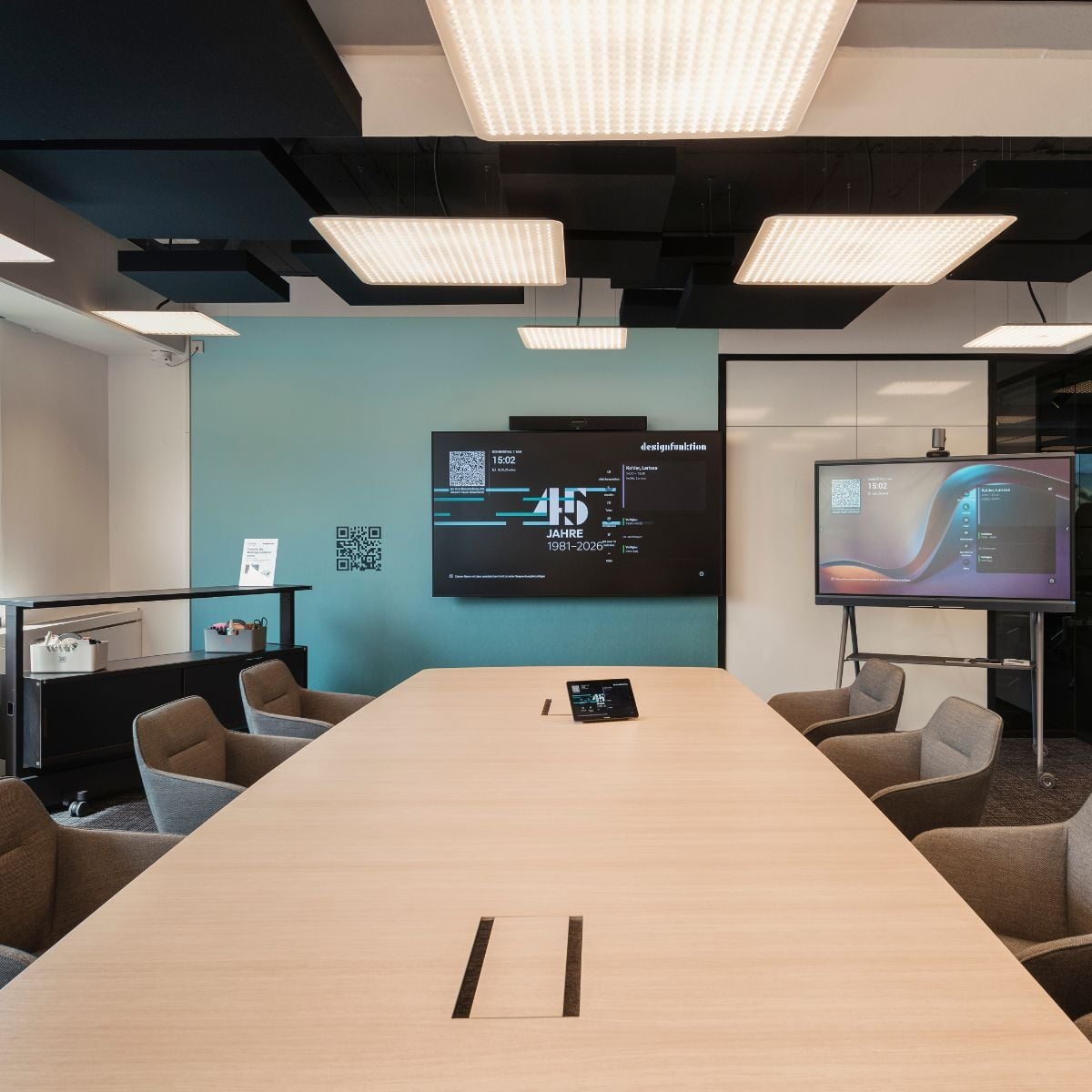 großer Meetingraum mit hybrider Konferenztechnik von Ricoh im neuen Schauraum von designfunktion in München