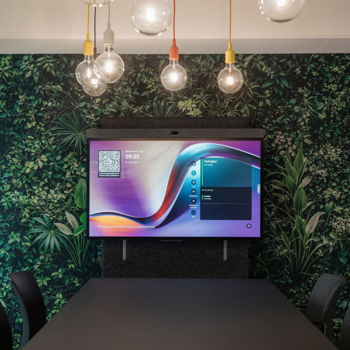 Besprechungsraum mit großem Bildschirm im neuen Schauraum von designfunktion in München