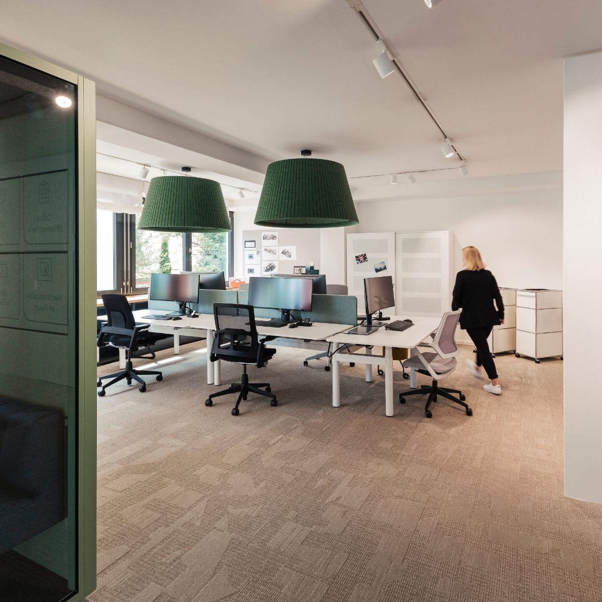 Blick in den Schauraum von designfunktion München mit Einzelarbeitsplätzen und Raum-in-Raum-Lösung