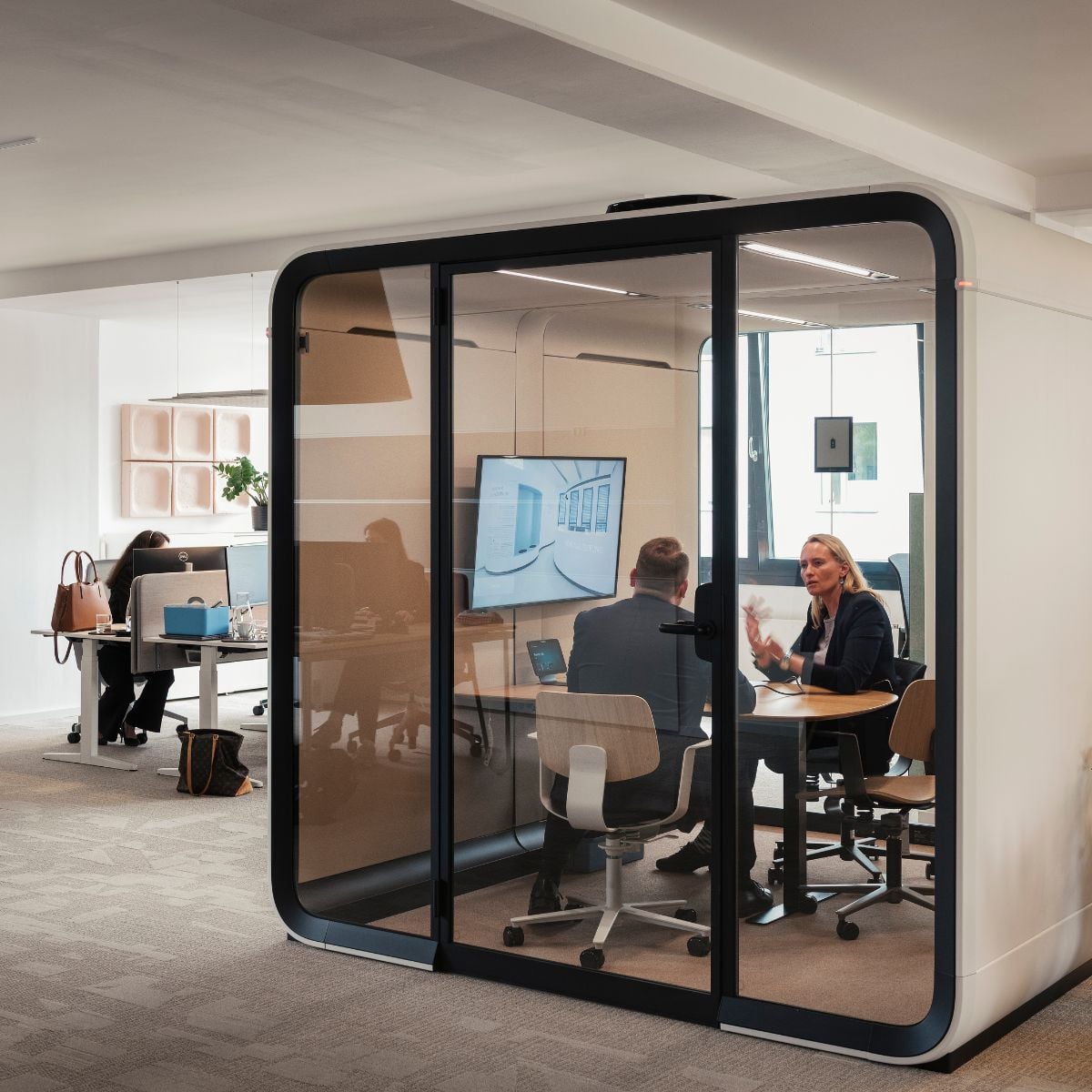 Meetingbox von Framery im neuen Schauraum von designfunktion in München