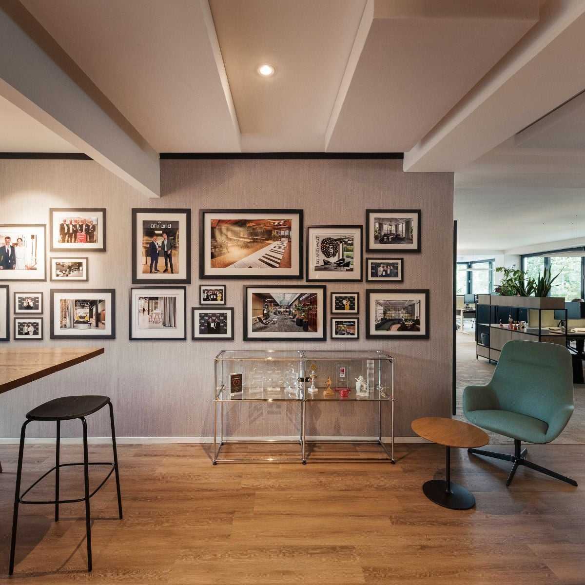 Wandgestaltung im Gemeinschaftsbereich im neuen Schauraum von designfunktion in München