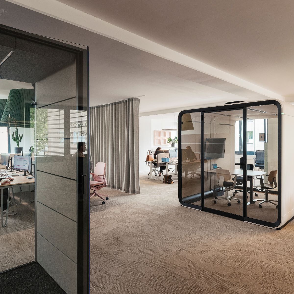 verschiedene Arbeitssituationen im neuen Schauraum von designfunktion in München