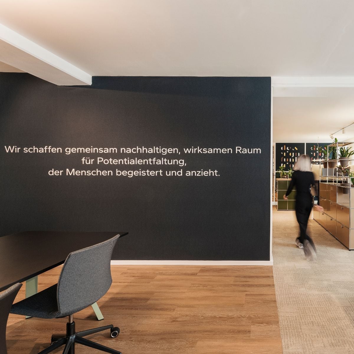 Mission von designfunktion an Wand im neu gestalteten Schauraum in München