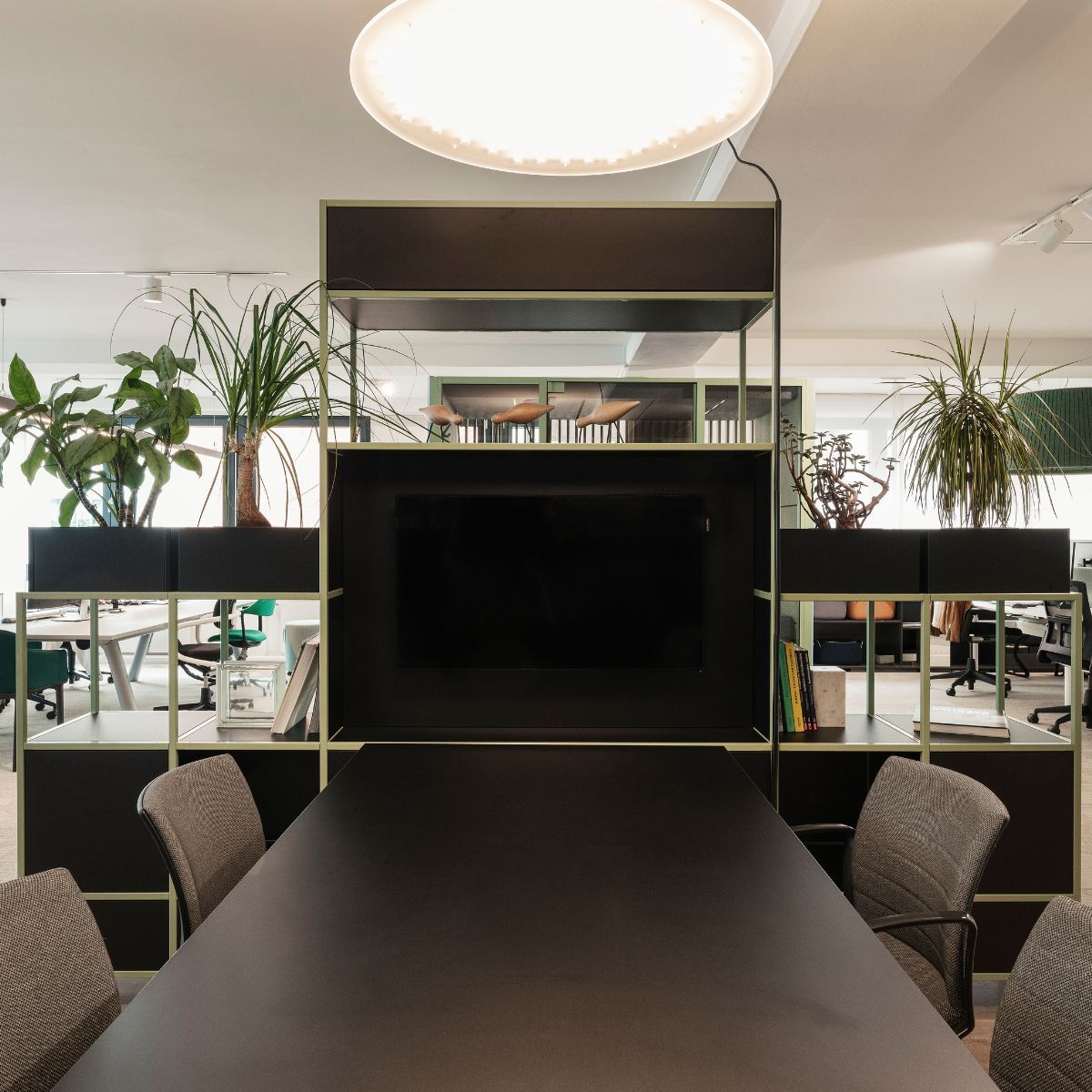 Meetingbereich mit angrenzendem Regal im neuen Schauraum von designfunktion in München