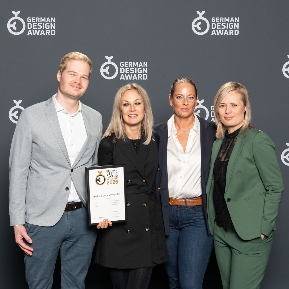 Teammitglieder des Standorts München von designfunktion mit Projektbeteiligten des Kunden Haleon bei der Verleihung des German Design Awards 2026